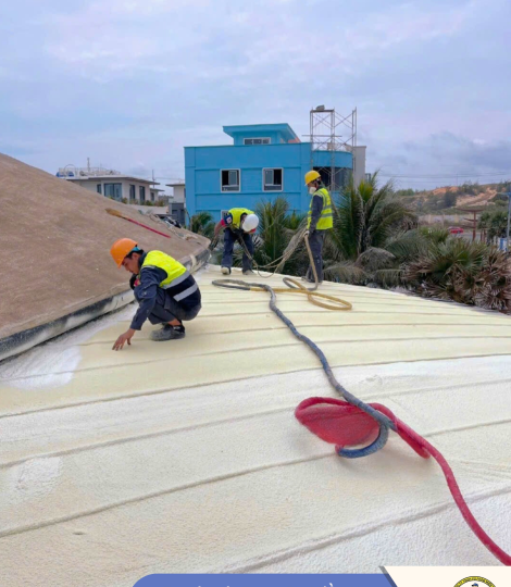 Nên thi công PU Foam cách nhiệt trên hay dưới mái tôn? Giải đáp chi tiết