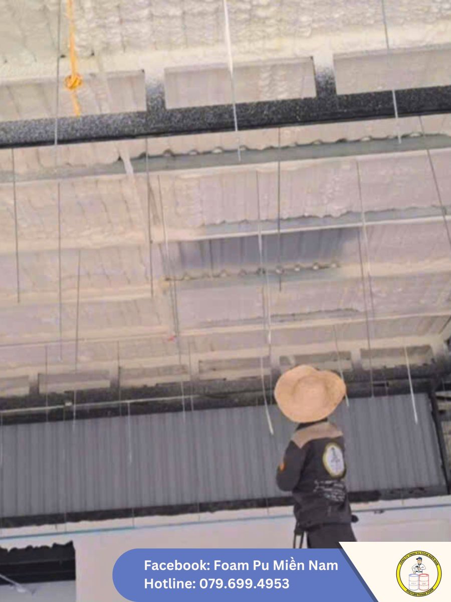 PHUN PU FOAM CÁCH NHIỆT DƯỚI MÁI TÔN