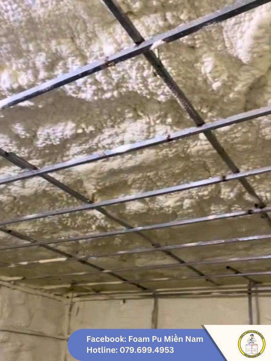 Lớp PU Foam hoàn thiện đều, mịn – tạo hiệu quả cách âm, cách nhiệt vượt trội