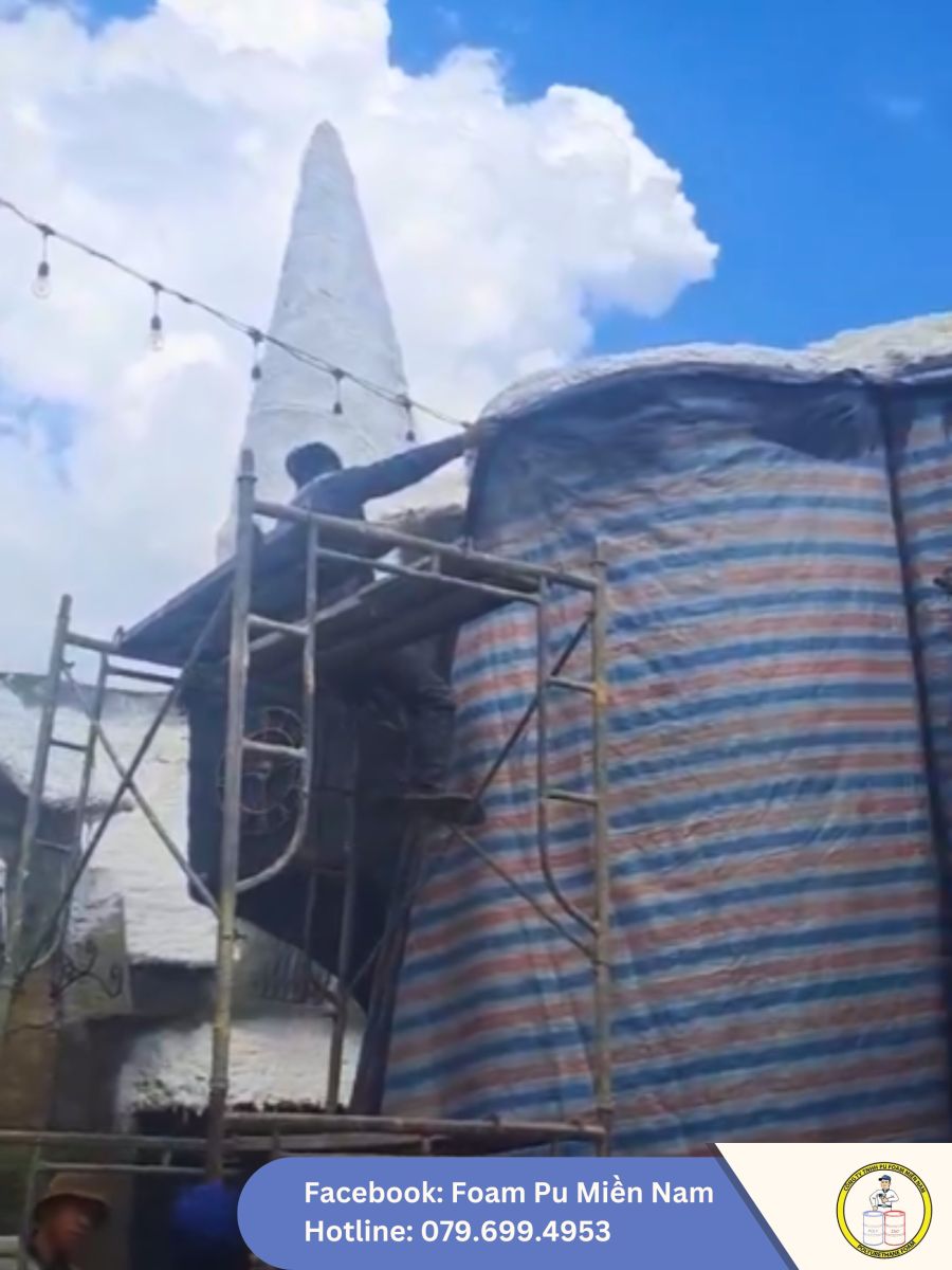  thi công phun PU Foam trang trí tuyết tại Biên Hòa