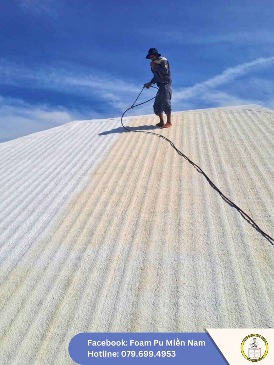 PHUN PU FOAM CÁCH NHIỆT TRÊN MÁI TÔN