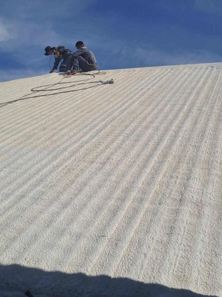 THI CÔNG PU FOAM CHỐNG THẤM DỘT CÁCH NHIỆT MÁI TÔN