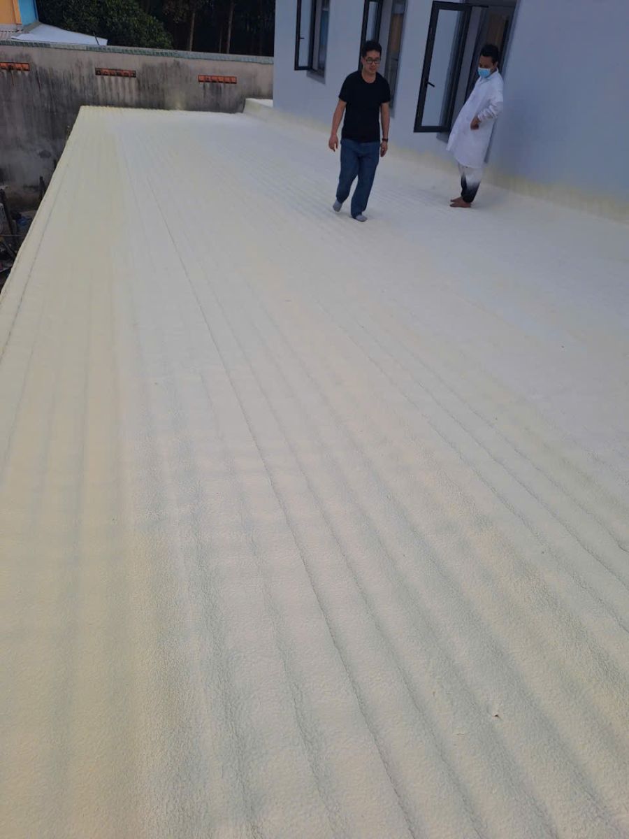 MÁI TÔN ĐƯỢC THI CÔNG PU FOAM
