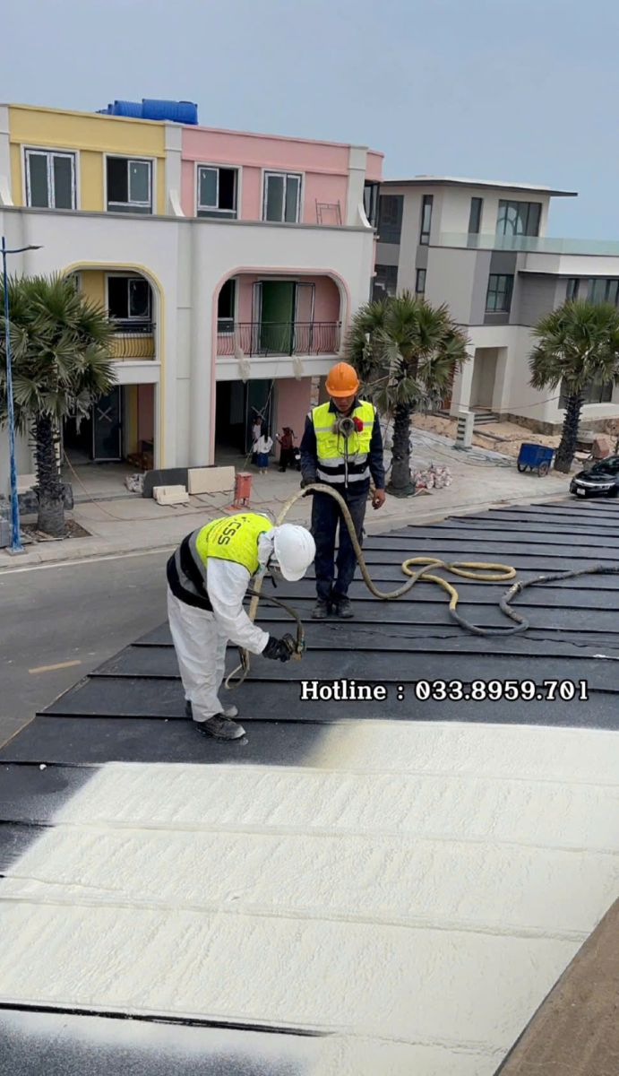 NHÂN VIÊN KỸ THUẬT ĐANG THI CÔNG PU FOAM